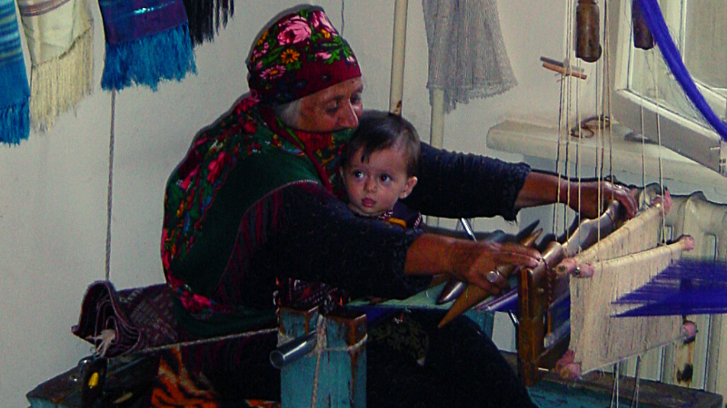 Turkmen woman weaving